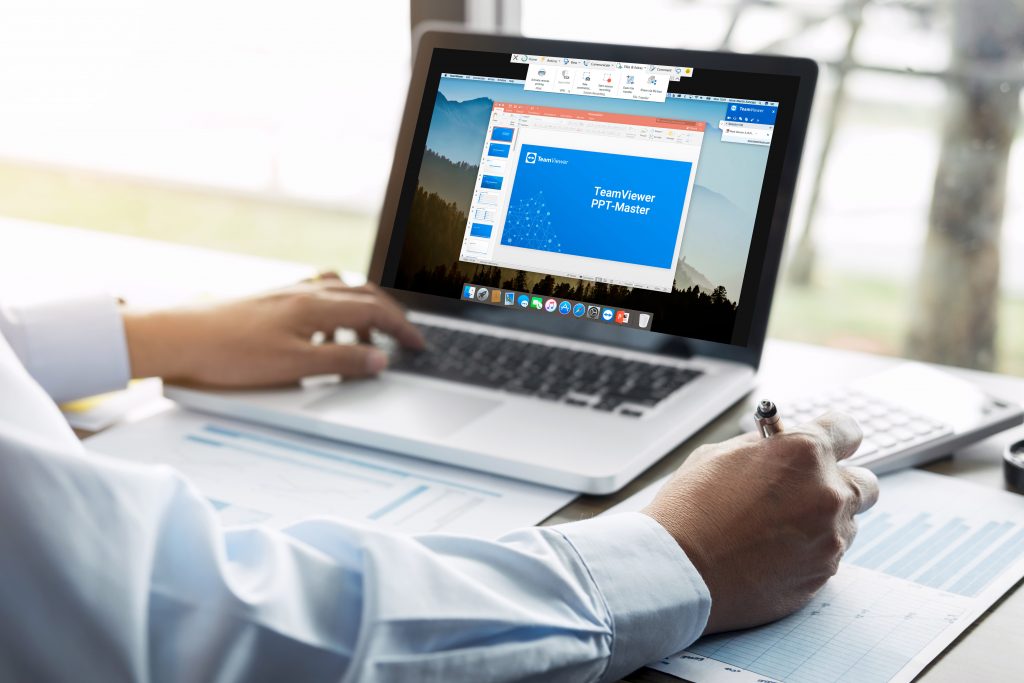 Man giving online presentation by TeamViewer Free Screen Recorder